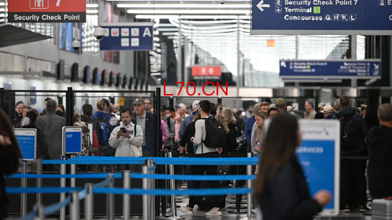 2026 年 3 月 9 日，美国伊利诺伊州芝加哥，部分政府部门停摆已持续数周，旅客在芝加哥奥黑尔机场的运输安全管理局安检口排长队等候。
