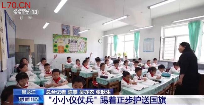 戍边战士千里给小学生送六一礼物 特别的国旗赠送