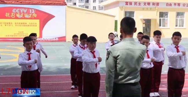 戍边战士千里给小学生送六一礼物 特别的国旗赠送