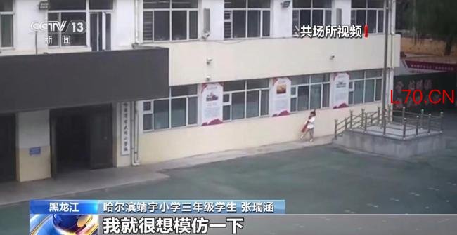 戍边战士千里给小学生送六一礼物 特别的国旗赠送