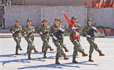 洞头和南澳两地女民兵联合举行升国旗仪式均线拐头。黄露萱摄